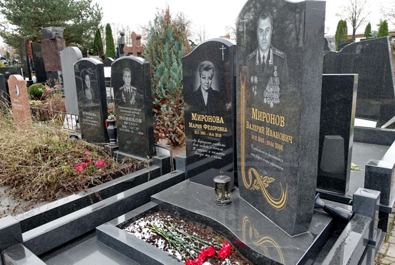 Простая гранитная композиция из двух памятников